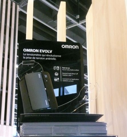 Evolv, la marque commercialise un nouveau tensiomètre brassard baptisé Omron.